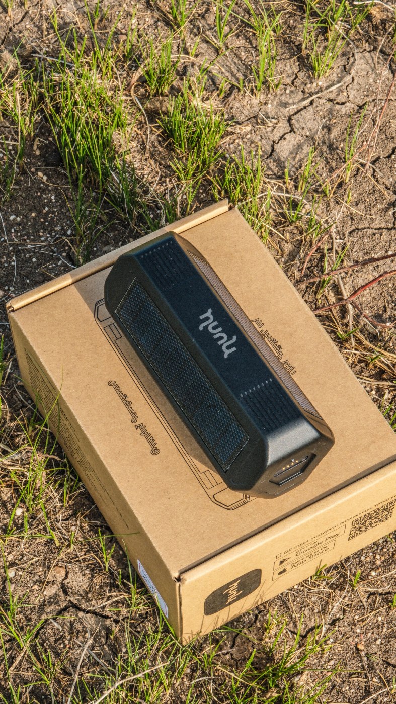 Hunu GPS tracker on its box
